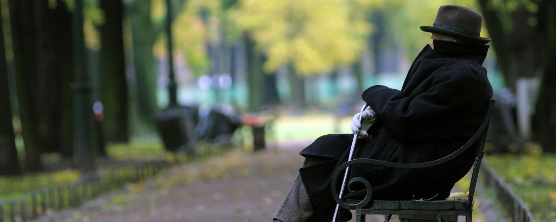 Пожилой мужчина на скамейке в парке - Sputnik Латвия, 1920, 24.03.2023