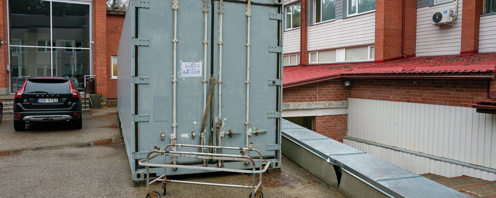 Мобильный морг в Рижской Восточной клинической университетской больнице - Sputnik Латвия, 1920, 24.01.2022