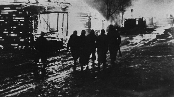 Великая Отечественная война 1941 - 1945 годов. Немецкая оккупация Белоруссии (1941-1944 гг.). Оккупанты оставляют сожженный белорусский город - Sputnik Латвия