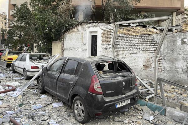 Обломки жилого дома на припаркованных автомобилях после удара в Тегеране, Иран, 13 июня 2025 года - Sputnik Латвия